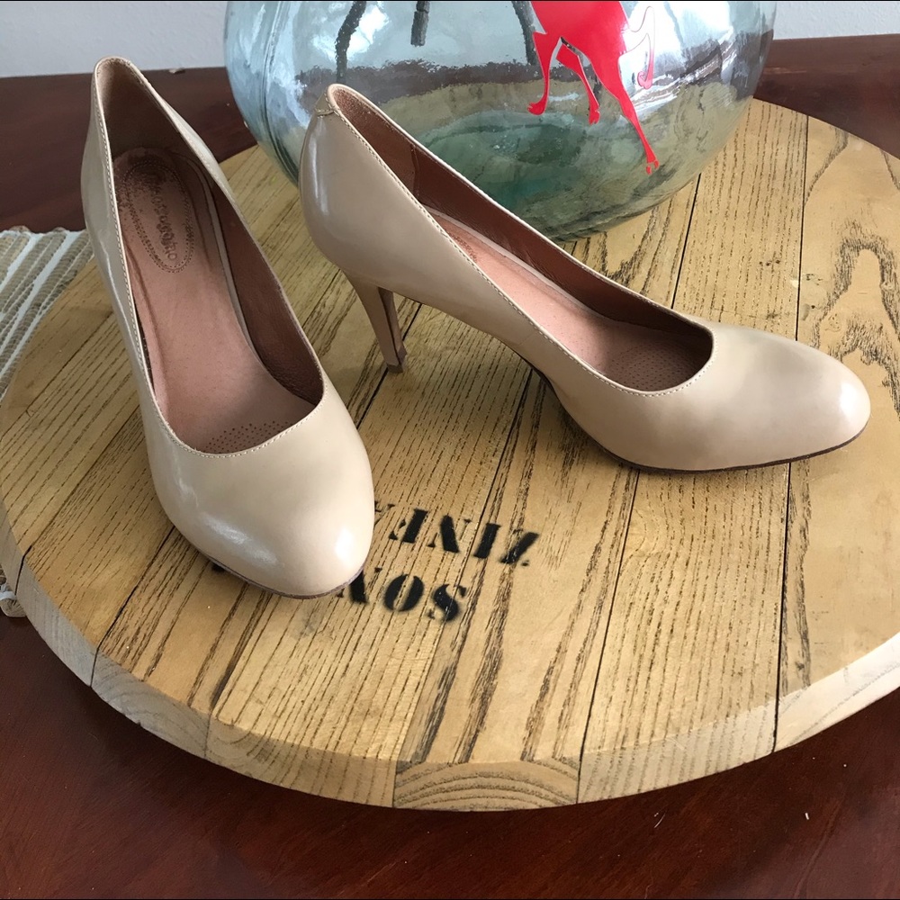 Sz 10 Corso Como lt tan patent leather pumps.